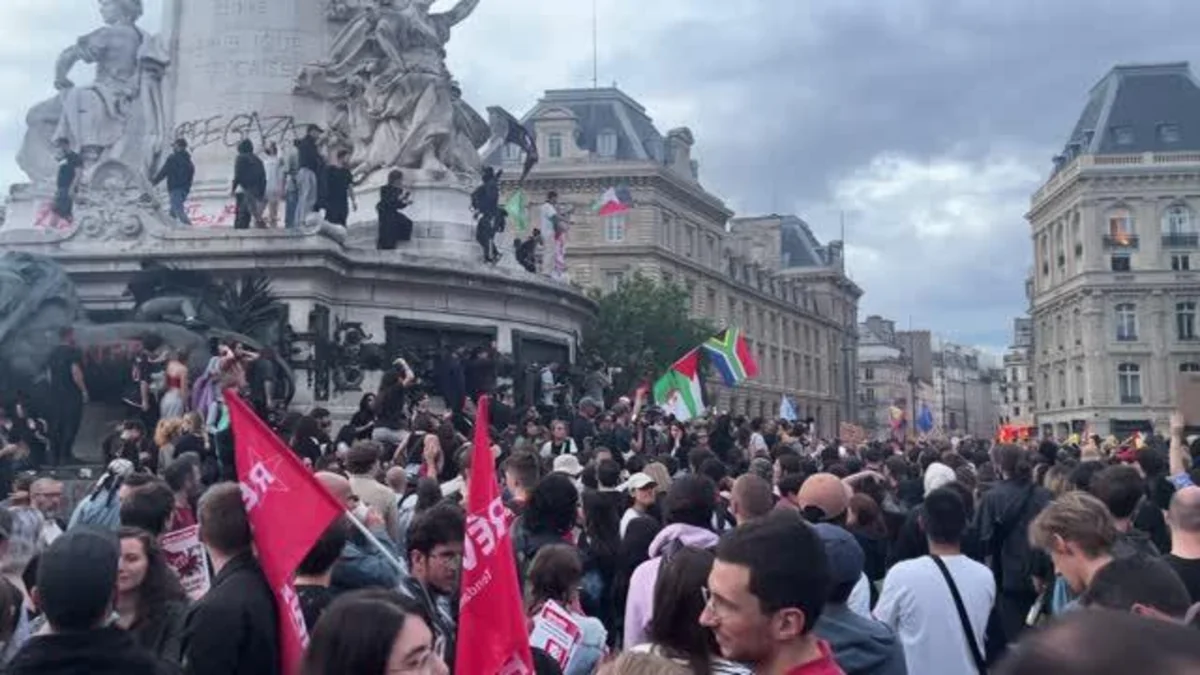 В Париже левые проводят масштабный митинг после первого тура выборов в парламент