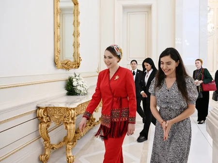 Leyla Əliyeva Türkmənistan Xalq Məsləhəti sədrinin qızı Oquldjaxan Atabayeva ilə görüşüb