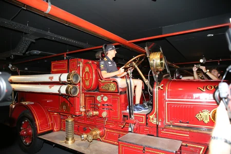 Formula 1 pilotları klassik avtomobillərlə yürüş ediblər