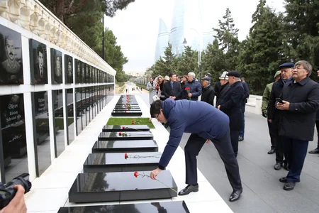 TDT-nin Bakı-Şuşa forumunun iştirakçıları Fəxri və Şəhidlər xiyabanlarını ziyarət ediblər