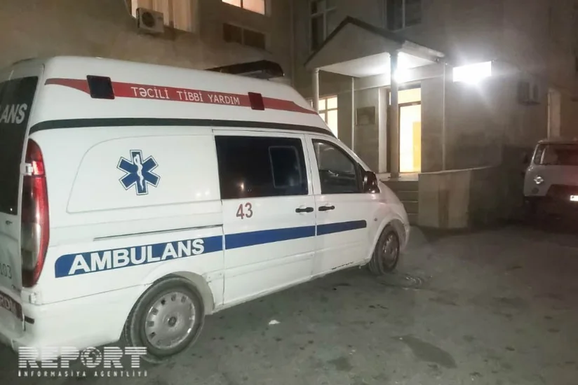 Bakıda London taksisi motosikletlə toqquşub