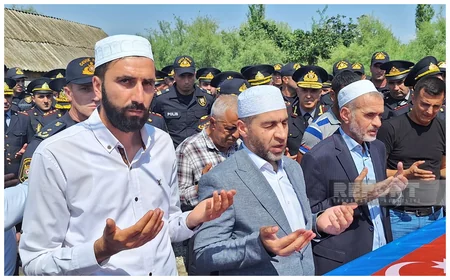 Bakıda silahlı insident zamanı həlak olan polislər dəfn edilib - YENİLƏNİB
