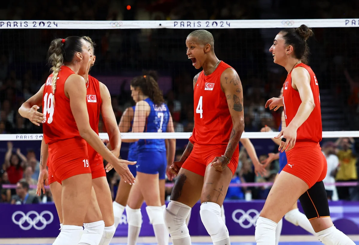 Paris-2024: Türkiyənin voleybol millisi ilk oyunda əzmkar qələbə qazanıb