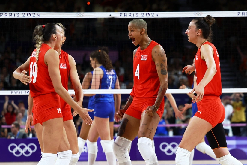 Paris-2024: Türkiyənin voleybol millisi ilk oyunda əzmkar qələbə qazanıb