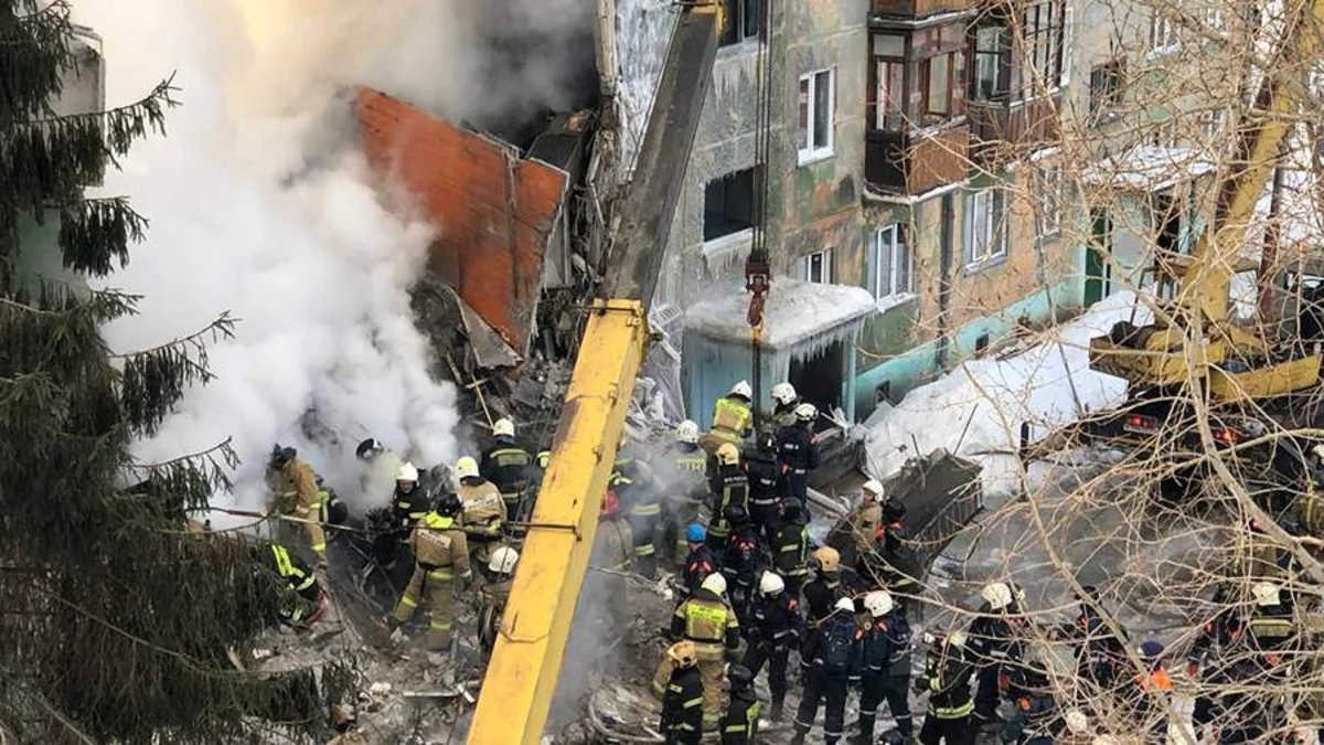 Rusiyada yaşayış binasında partlayış olub, 12 nəfər ölüb