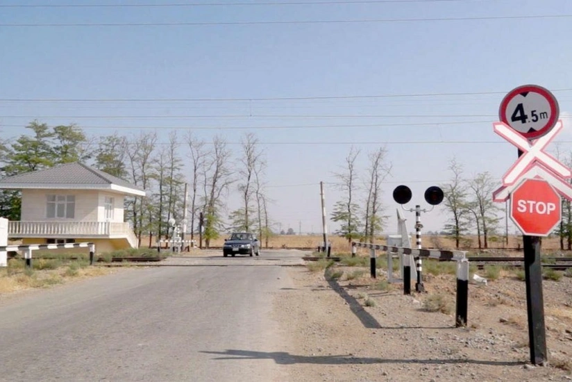 Yol hərəkətdə olan qatarındır! - Dəmiryol keçidlərinin istismarı qaydaları təsdiq olunub