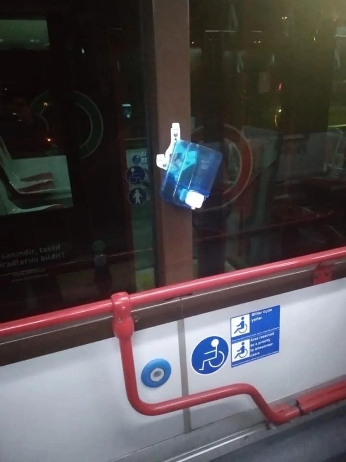 Sərnişinlər avtobuslarda onlarla dezinfeksiya dispenserlərini qırıb