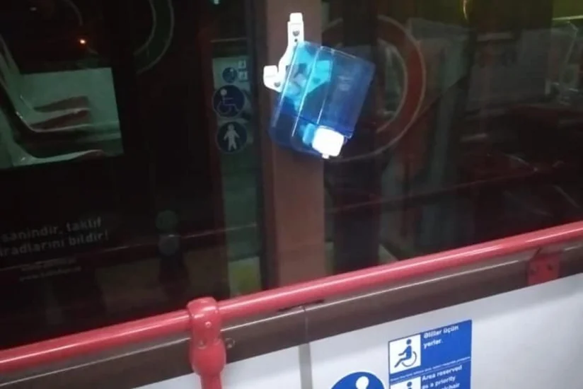 Sərnişinlər avtobuslarda onlarla dezinfeksiya dispenserlərini qırıb