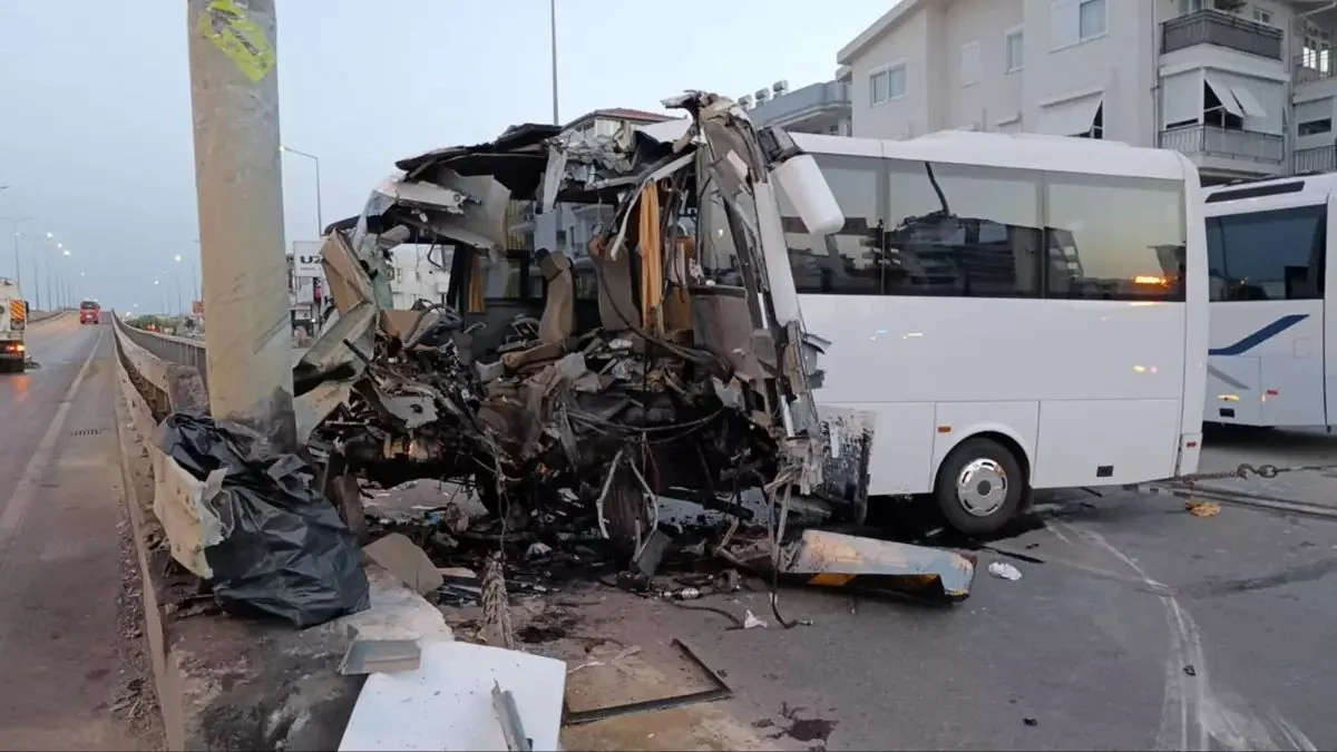 Tourist bus crash in Türkiye results in fatality and injuries