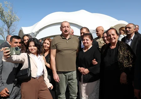 Dövlət başçısı Laçın şəhərinə qayıdan əhali ilə görüşüb, evlərin açarlarını onlara təqdim edib