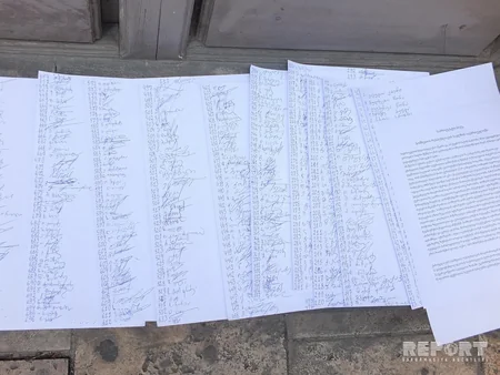 Вынужденные переселенцы из Абхазии провели акцию протеста у посольства Армении в Грузии