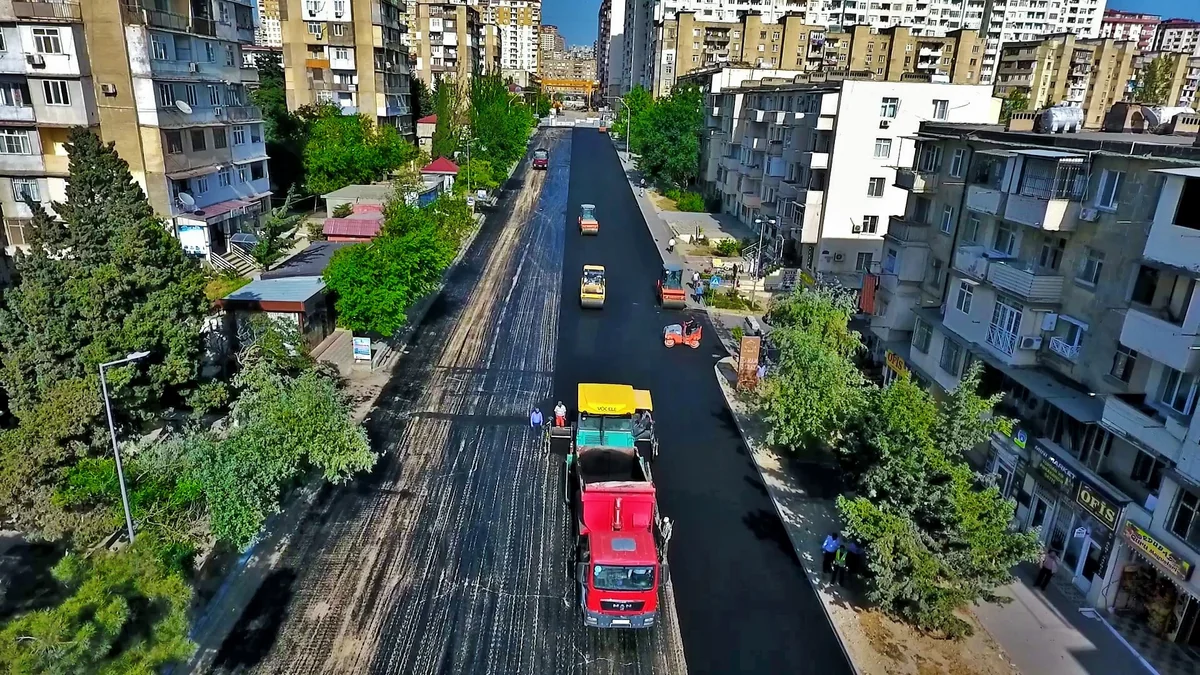 Bakının Xətai rayonunda 11,4 km uzunluğa malik küçədə təmir işləri aparılır