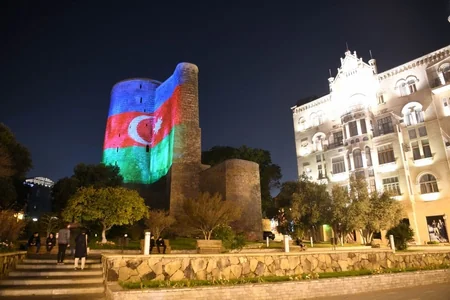 Bakının bəzi bina və abidələri Azərbaycan bayrağı ilə işıqlandırılıb - FOTO