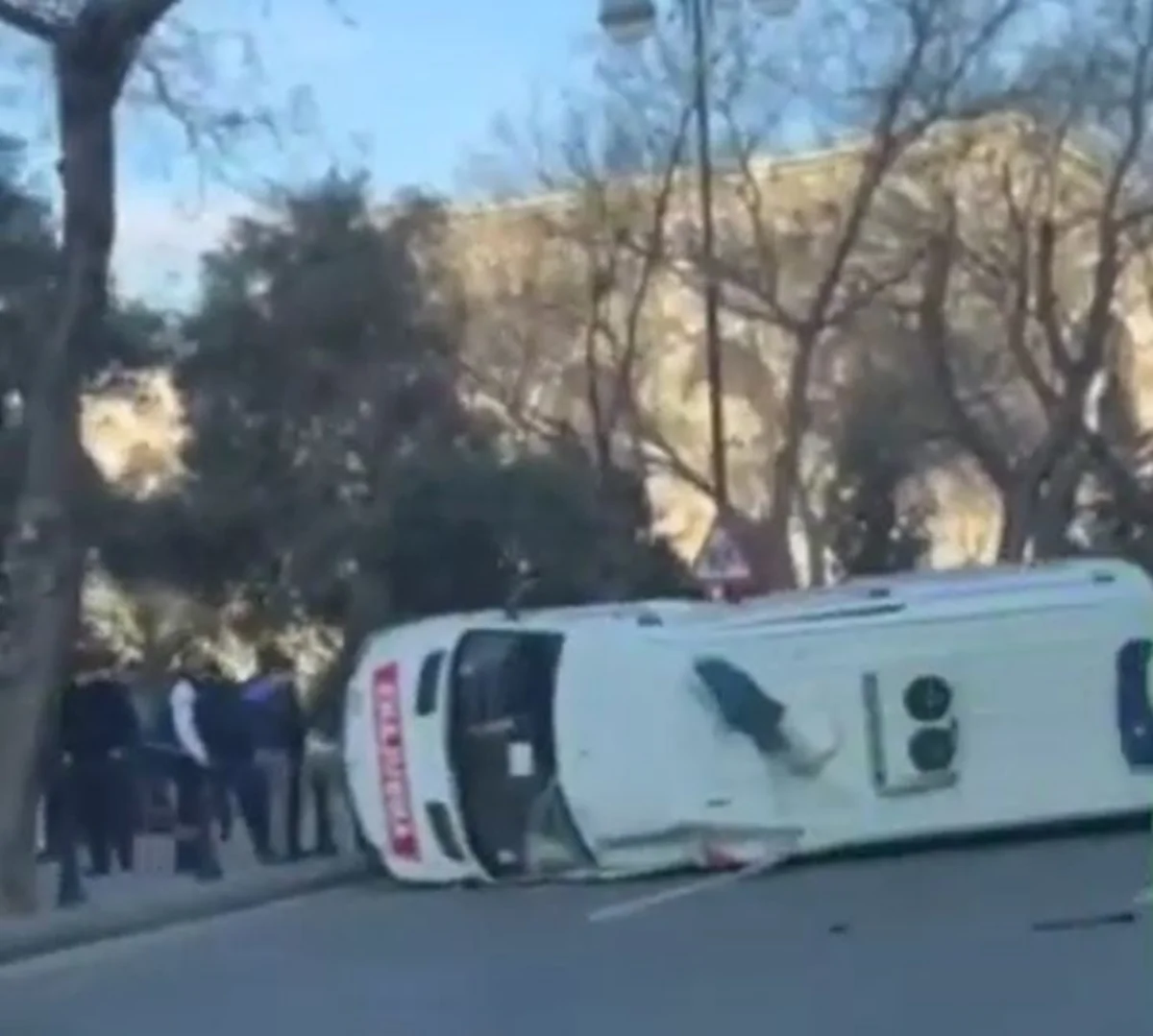 Bakıda təcili yardım avtomobili qəzaya düşərək aşıb, xəsarət alan var