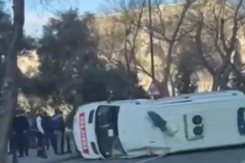 Bakıda təcili yardım avtomobili qəzaya düşərək aşıb, xəsarət alan var