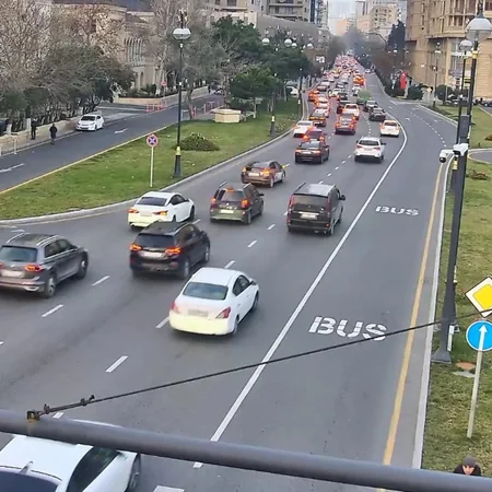 Bakının bir sıra yollarında nəqliyyatın sıxlığı yaranıb
