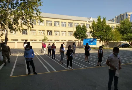 Abituriyentlər qəbul imtahanına belə daxil olur