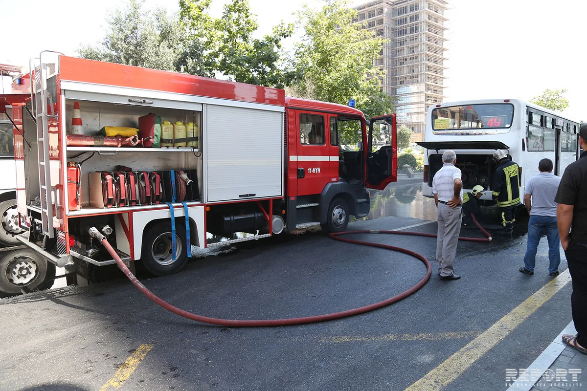 Bus in Baku blew smoke, passengers evacuated – PHOTO