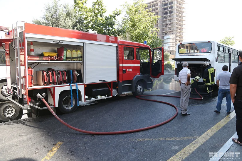 В Баку задымился маршрутный автобус, пассажиры эвакуированы - ФОТО