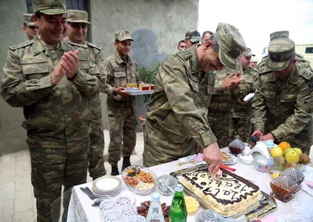 ​Министр обороны Азербайджана побывал на линии фронта