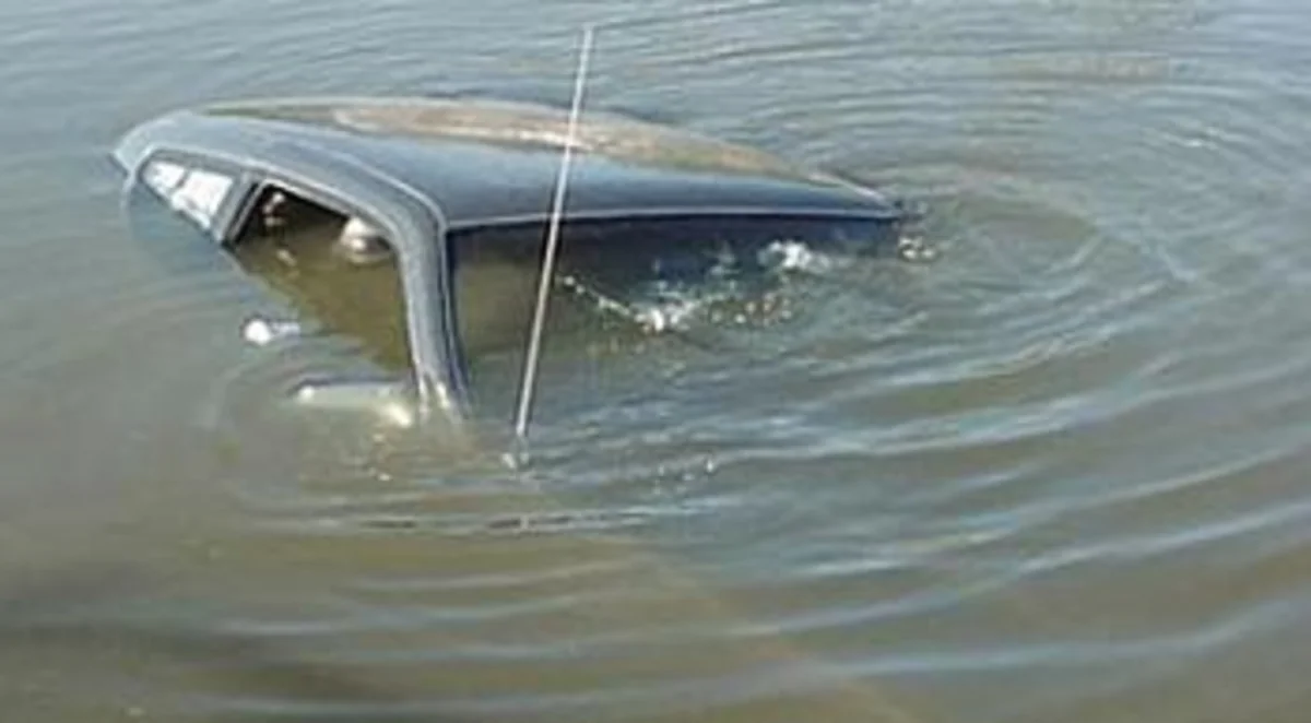 Neftçalada avtomobil su kanalına düşüb, sürücü ölüb