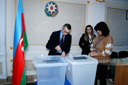 Azərbaycanda növbədənkənar prezident seçkiləri üzrə səsvermə başlayıb