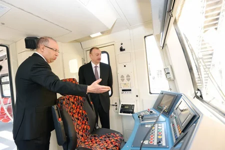 Prezident İlham Əliyev paytaxta gətirilən yeni metro qatarlarında yaradılan şəraitlə tanış olub