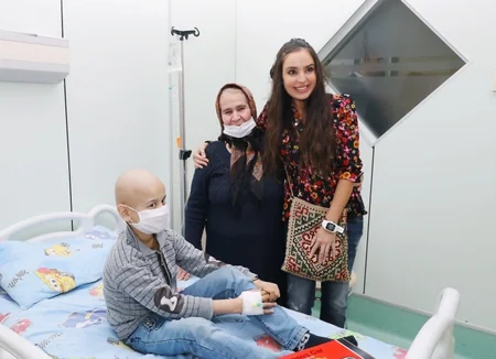 Leyla Əliyeva onkoloji xəstəlikdən əziyyət çəkən uşaqlarla görüşdü