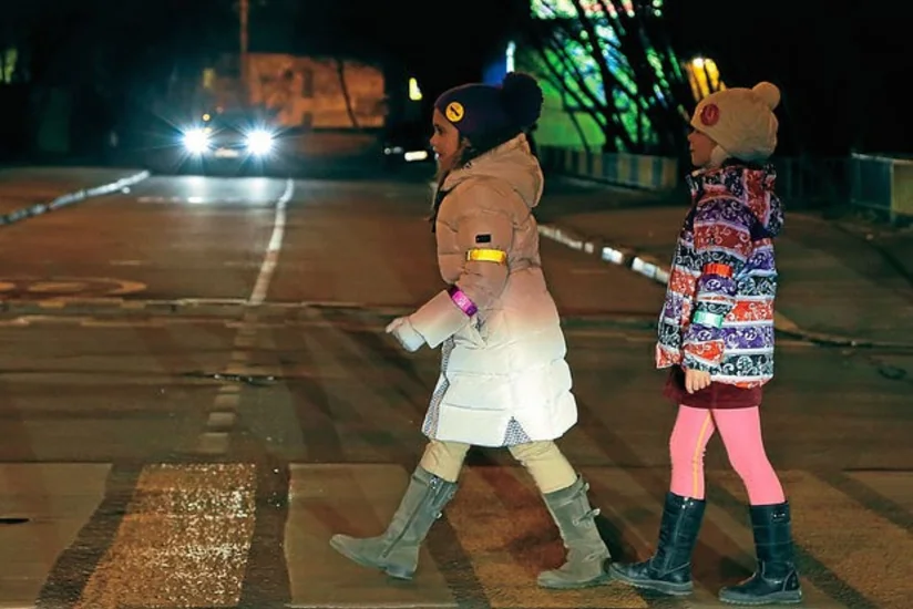 Yol polisindən piyadalara müraciət: İşıqqaytarıcı elementlər olan əşyalardan istifadə edin - VİDEO