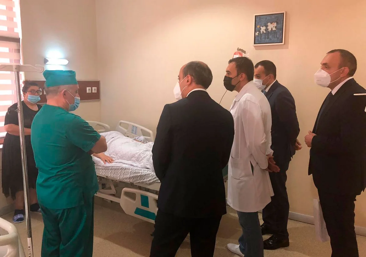 Təhsil naziri özünü məktəb binasından atan şagirdə baş çəkib