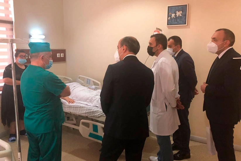 Təhsil naziri özünü məktəb binasından atan şagirdə baş çəkib
