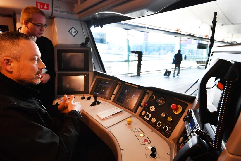 Böyük Britaniyada ilk maşinistsiz sərnişin qatarı istifadəyə verilib - VİDEO