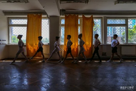 Musiqi səsləri, dəhlizdə gəzişən kiçik balerinalar - REPORTAJ