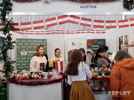 Moldovan president visits Azerbaijani stand at Christmas Charity Fair