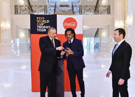 Futbol üzrə dünya çempionatının Kubokunun əsli Prezident İlham Əliyevə təqdim edilib - YENİLƏNİB