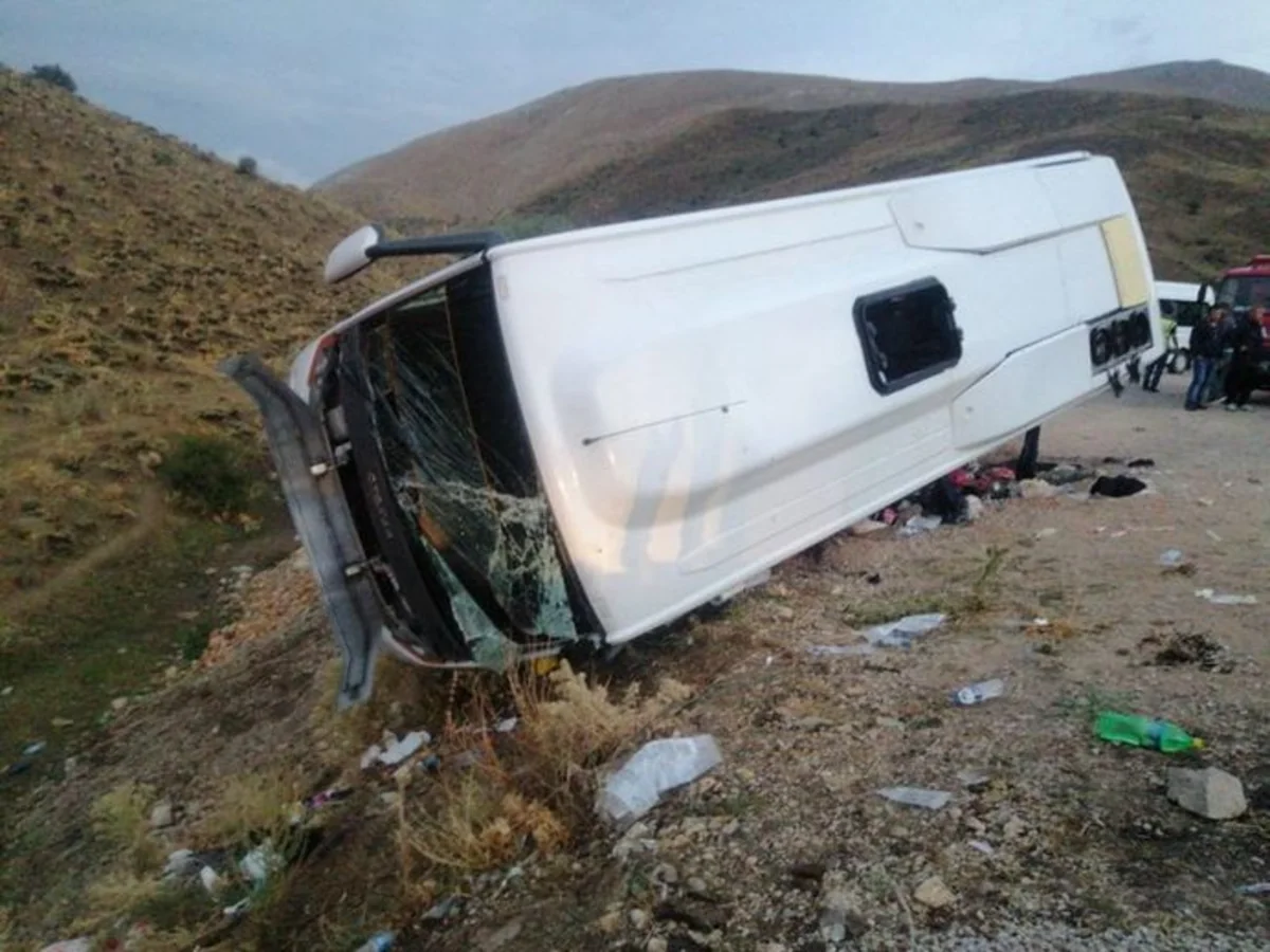 Türkiyədə 27 şagird yol qəzasında xəsarət alıb