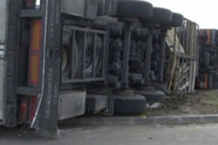 Şəmkirdə yük avtomobili qəzaya uğrayıb, ölən var - YENİLƏNİB