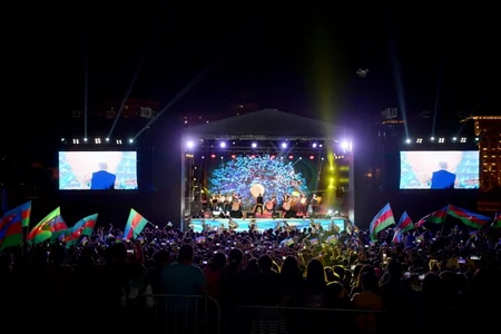 Heydər Əliyev Mərkəzinin parkında Müstəqillik Günü münasibətilə konsert olub