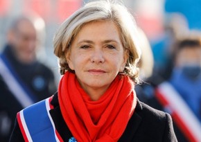 Evading France's numerous issues, Pécresse plays role of Holy Mother 