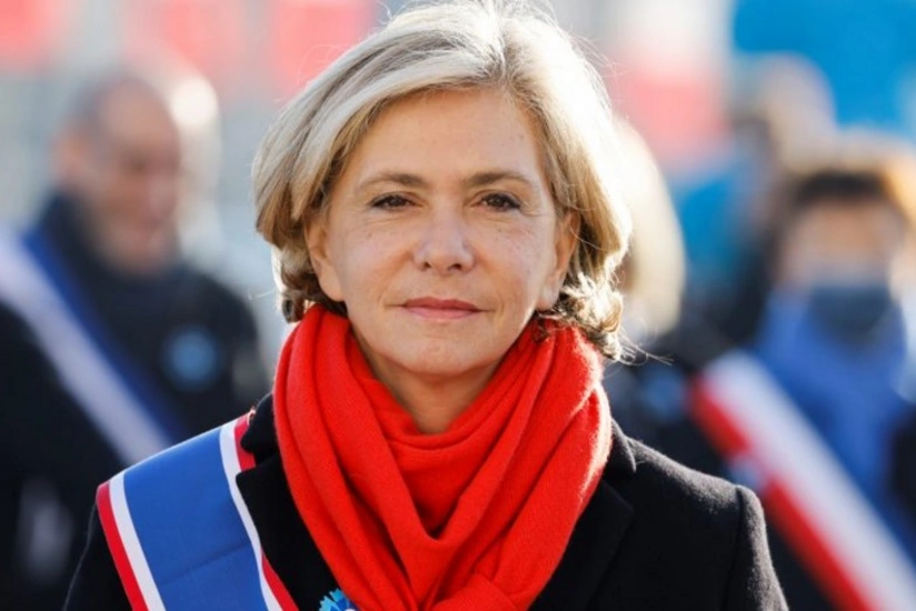 Evading France's numerous issues, Pécresse plays role of Holy Mother