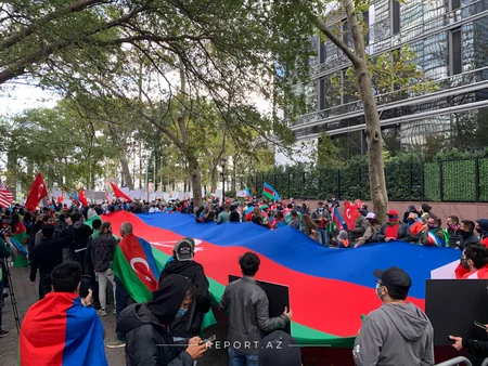 BMT-nin binası qarşısında Gəncə hadisələri ilə bağlı aksiya keçirilir