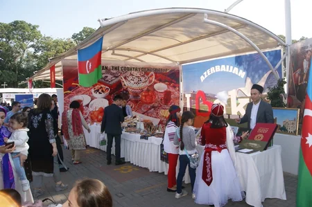 Azərbaycan səfirliyi İslamabadda keçirilən ənənəvi xeyriyyəçilik bazarında iştirak edib