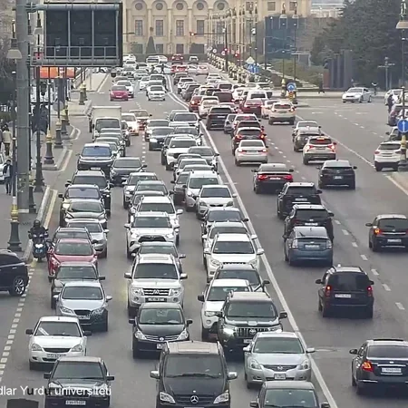 Bakının bir sıra yollarında nəqliyyatın sıxlığı müşahidə olunur