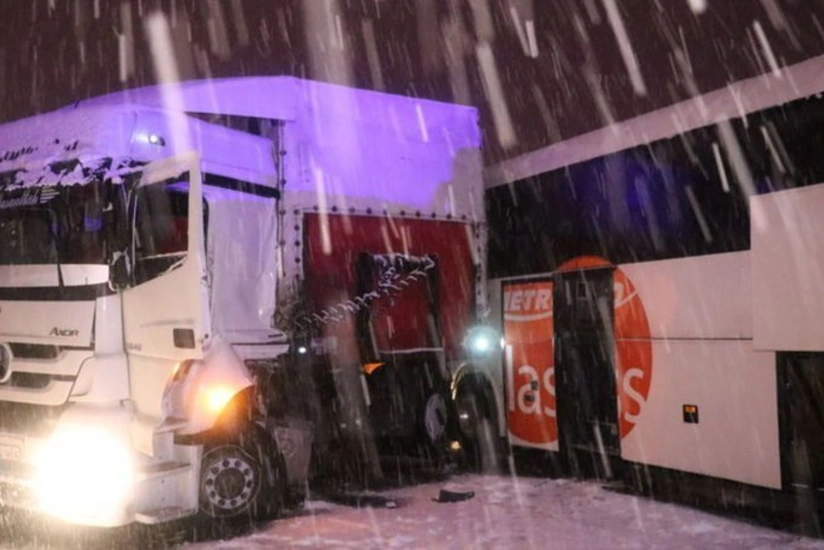 Türkiyədə zəncirvari yol qəzası baş verib, onlarla insan xəsarət alıb - FOTO