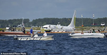 Из съехавшего в реку во Флориде Boeing 737 извлекли бортовой самописец