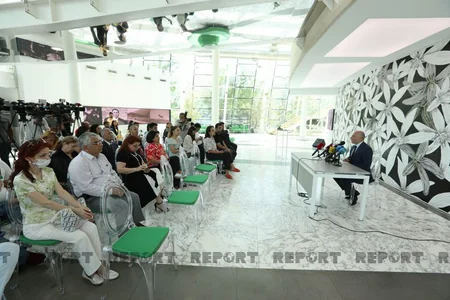 Mədəniyyət naziri jurnalistlərlə görüşüb