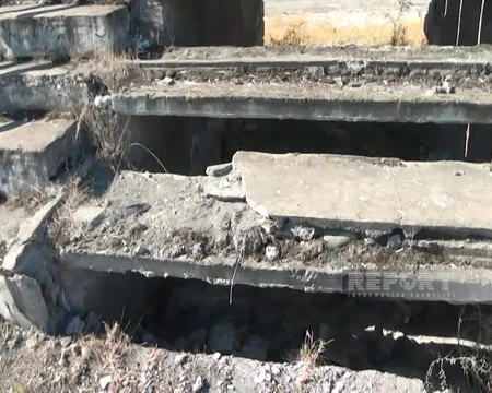 Ucarın mərkəzi stadionunda oturacaqlar dağılıb, yardımçı bina talan edilib