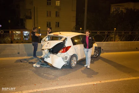 Bakıda qəza yerindən qaçan avtomobil qarşıda digər maşına dəyərək beton maneəyə çırpılıb - FOTO - VİDEO - YENİLƏNİB-2