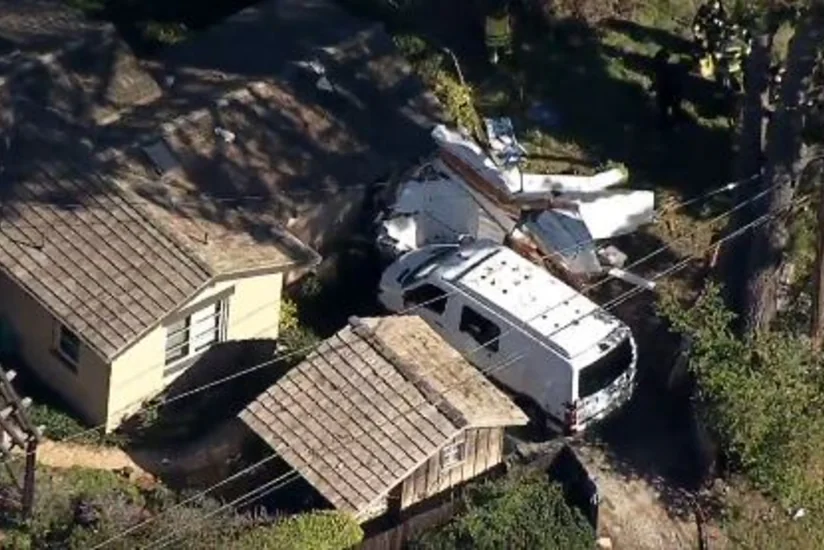 Один человек погиб в результате падения самолета на дом в Калифорнии