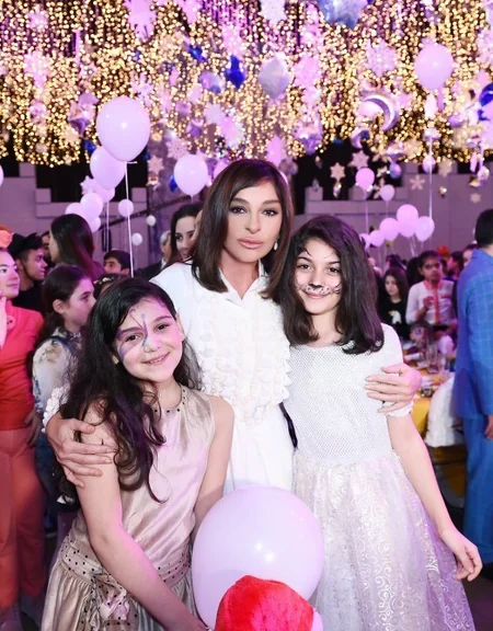 Heydar Aliyev Foundation arranges traditional New Year party for children
